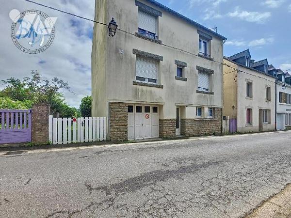 Située en plein coeur du bourg dynamique de Nizon, à deux pas de Pont-Aven, découvrez cette sol...