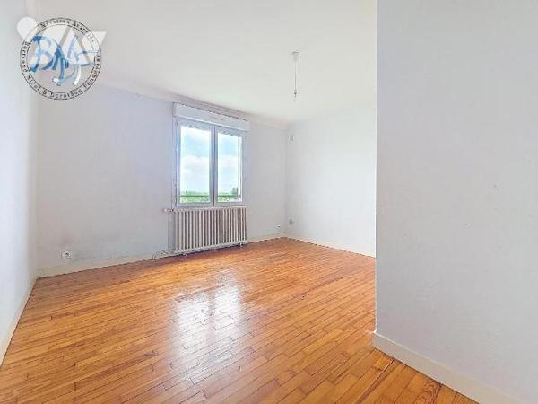 Située en plein coeur du bourg dynamique de Nizon, à deux pas de Pont-Aven, découvrez cette sol...