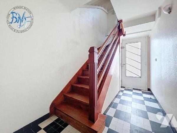 Située en plein coeur du bourg dynamique de Nizon, à deux pas de Pont-Aven, découvrez cette sol...