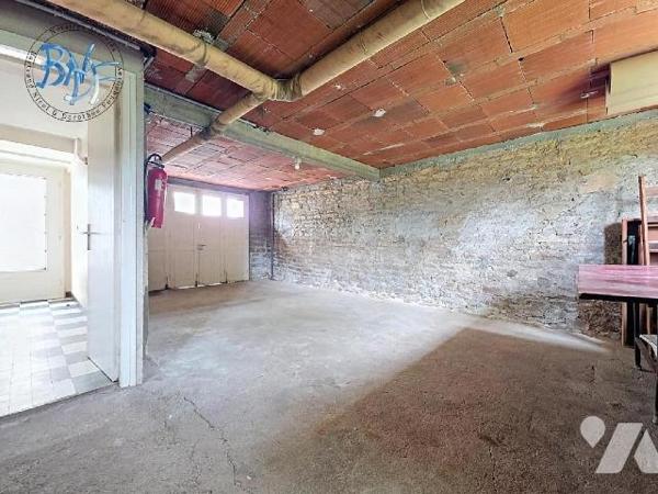 Située en plein coeur du bourg dynamique de Nizon, à deux pas de Pont-Aven, découvrez cette sol...