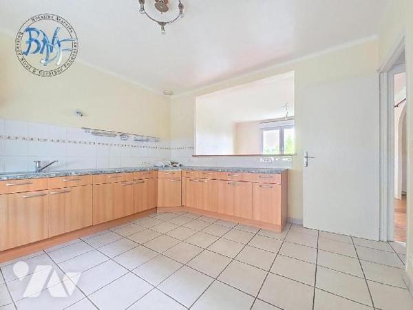 Située en plein coeur du bourg dynamique de Nizon, à deux pas de Pont-Aven, découvrez cette sol...