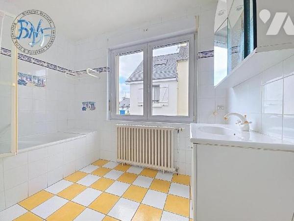 Située en plein coeur du bourg dynamique de Nizon, à deux pas de Pont-Aven, découvrez cette sol...