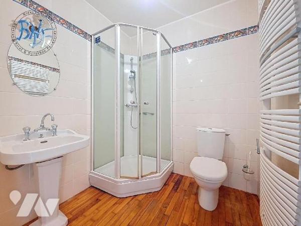 Située en plein coeur du bourg dynamique de Nizon, à deux pas de Pont-Aven, découvrez cette sol...