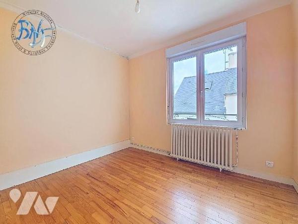 Située en plein coeur du bourg dynamique de Nizon, à deux pas de Pont-Aven, découvrez cette sol...