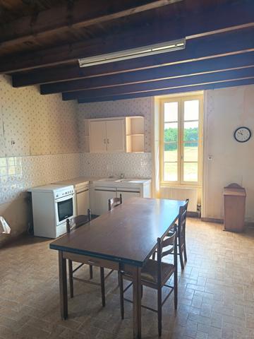 Ancienne ferme, maison et grandes dépendances