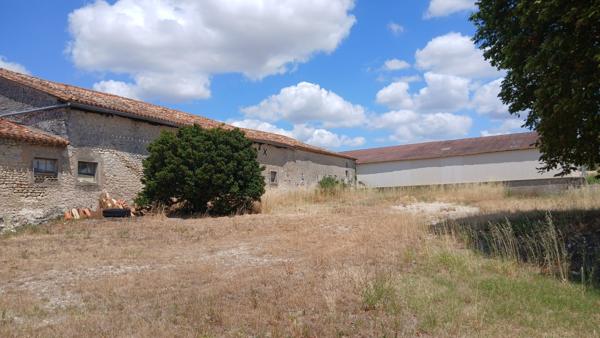 Ancienne ferme, maison et grandes dépendances