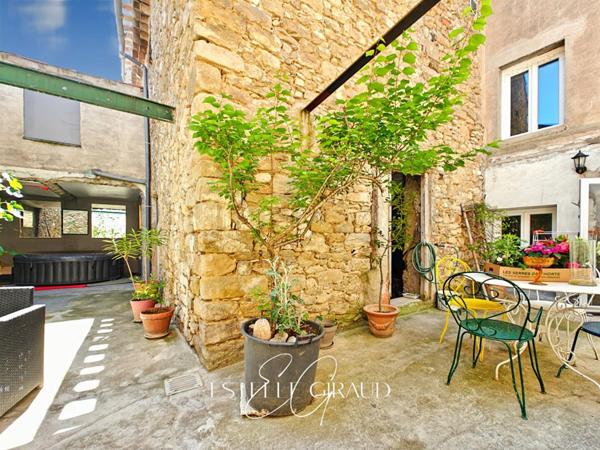 Maison de ville à Trèbes : 4 chambres, grand garage, cour
