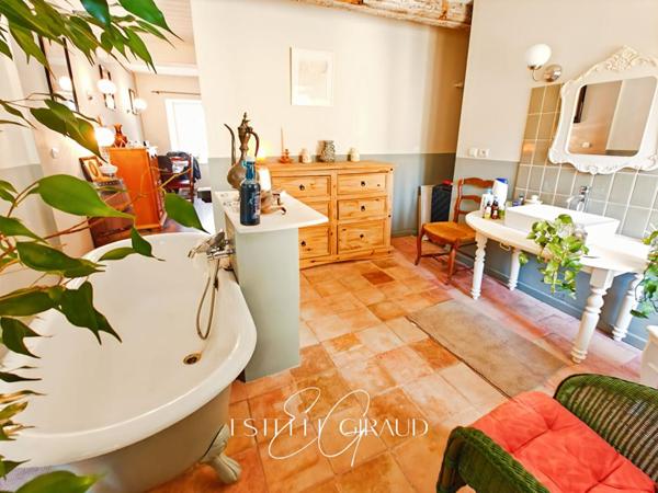 Maison de ville à Trèbes : 4 chambres, grand garage, cour