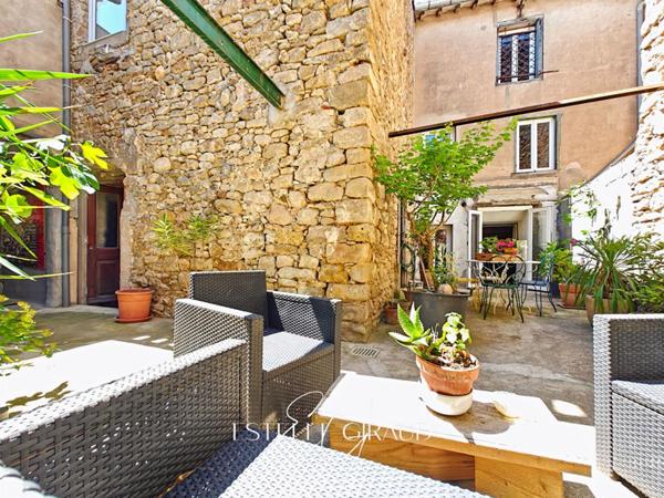 Maison de ville à Trèbes : 4 chambres, grand garage, cour