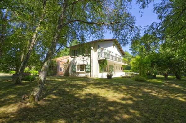 Maison unique en bord de rivière, dans un joli village avec bar/épicerie proche de Confolens
