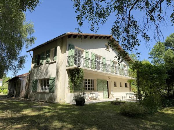 Maison unique en bord de rivière, dans un joli village avec bar/épicerie proche de Confolens