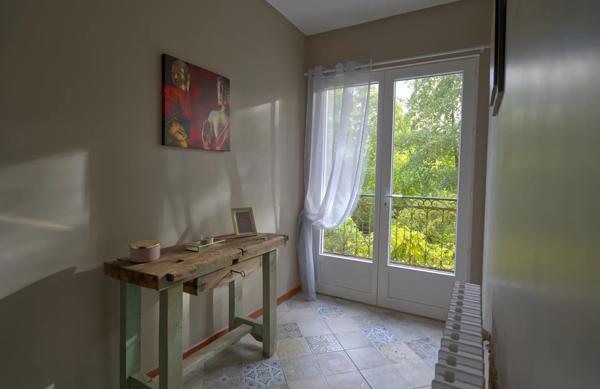 Maison unique en bord de rivière, dans un joli village avec bar/épicerie proche de Confolens