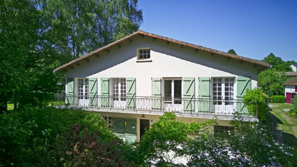 Maison unique en bord de rivière, dans un joli village avec bar/épicerie proche de Confolens