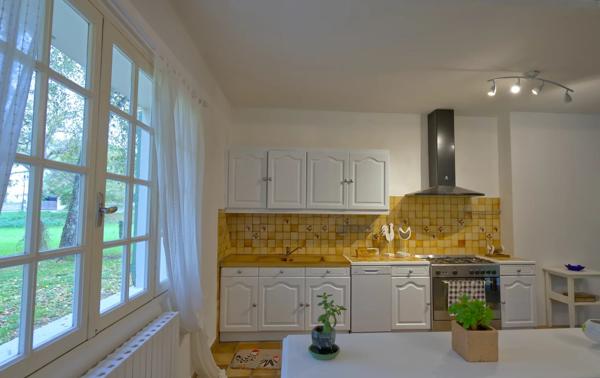 Maison unique en bord de rivière, dans un joli village avec bar/épicerie proche de Confolens