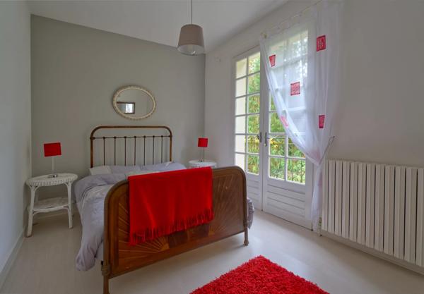 Maison unique en bord de rivière, dans un joli village avec bar/épicerie proche de Confolens