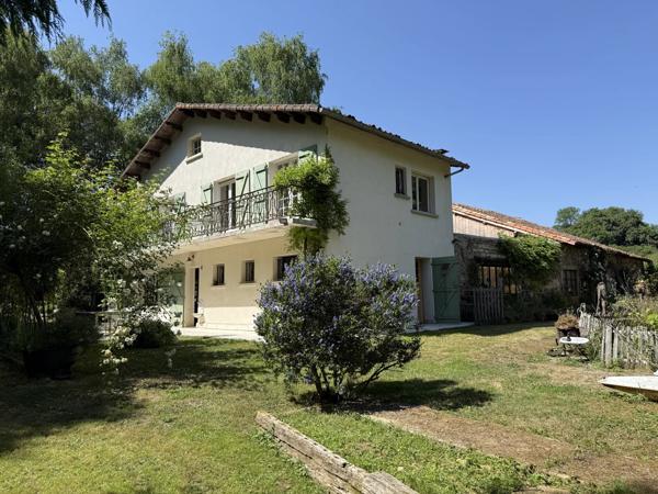 Maison unique en bord de rivière, dans un joli village avec bar/épicerie proche de Confolens