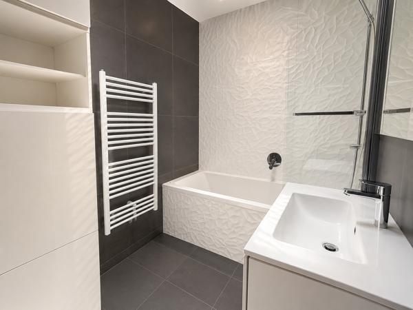 Appartement
         4 pièces
        - 96 m² Bien prestige 1 266 000 € *