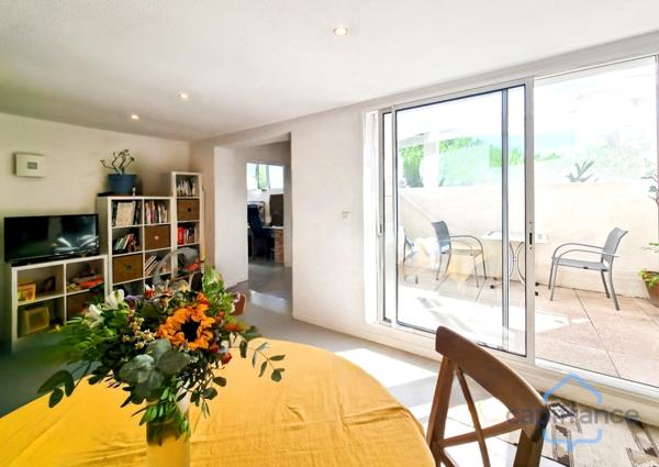 Appartement rénové de 76m² avec terrasse et place de parking