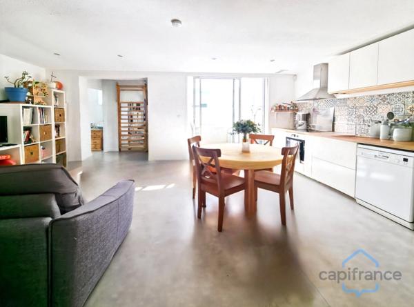 Appartement rénové de 76m² avec terrasse et place de parking