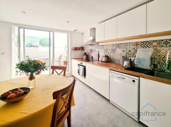 Appartement rénové de 76m² avec terrasse et place de parking