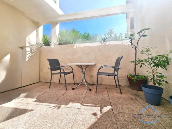 Appartement rénové de 76m² avec terrasse et place de parking