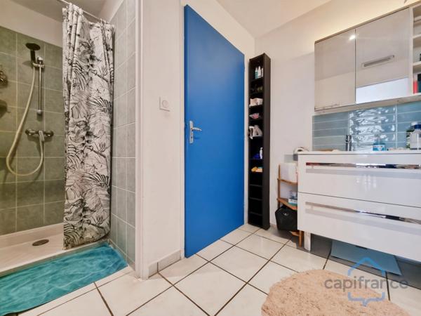 Appartement rénové de 76m² avec terrasse et place de parking