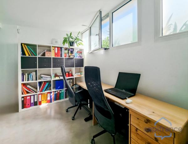 Appartement rénové de 76m² avec terrasse et place de parking