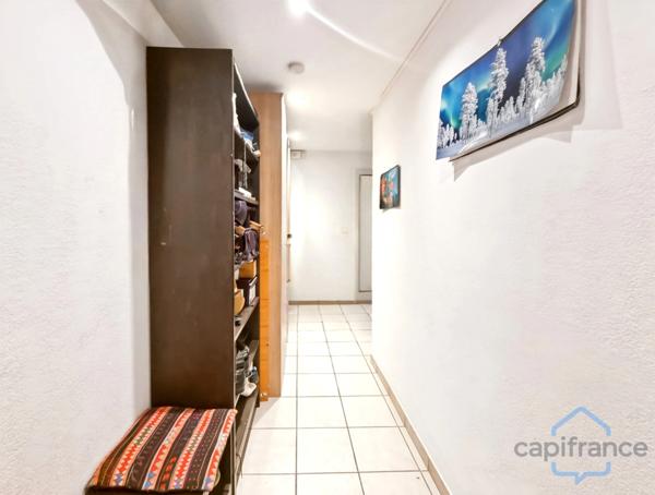 Appartement rénové de 76m² avec terrasse et place de parking