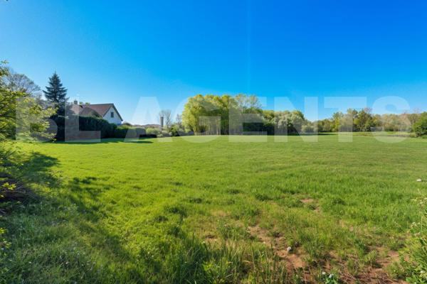 Terrain constructible 7700 m² Proche CHINON