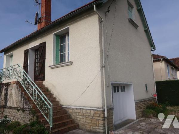 MAISON T3 à rénover, env. 73m2 habitables, comprenant :
. en rez-de-sol : garage, chaufferie, ...