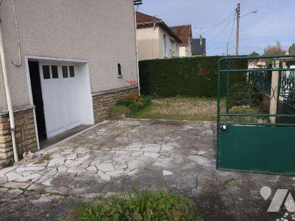 MAISON T3 à rénover, env. 73m2 habitables, comprenant :
. en rez-de-sol : garage, chaufferie, ...