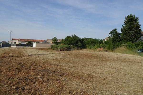 Exclusivité à 15 MIN DE ROCHEFORT: CHAMPDOLENT, TERRAIN 700 m² HORS LOTISSEMENT A BATIR