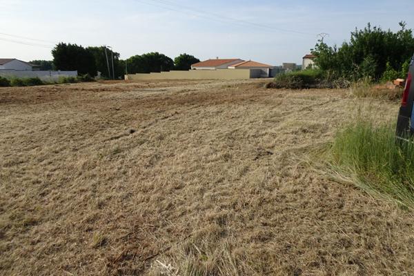 Exclusivité à 15 MIN DE ROCHEFORT: CHAMPDOLENT, TERRAIN 700 m² HORS LOTISSEMENT A BATIR