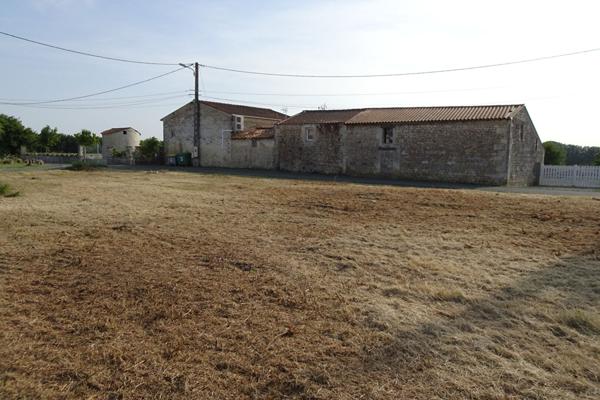 Exclusivité à 15 MIN DE ROCHEFORT: CHAMPDOLENT, TERRAIN 700 m² HORS LOTISSEMENT A BATIR