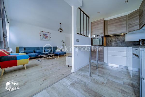 APPARTEMENT // DEVANT LES PONTS // 2 CHAMBRES // GRAND BALCON // ASCENSEUR // CAVE // GARAGE

Découvrez ce bel appartement rénové en 2019, idéalement situé dans le quartier Devant les Ponts.
Il se compose de :
- Une entrée avec placard et WC séparés,
- Un grand séjour traversant, lumineux, avec de larges baies vitrées sans vis-à-vis, donnant accès à un balcon exposé Ouest,
- Une cuisine moderne, entièrement équipée et aménagée, avec son cellier attenant,
- Un espace nuit indépendant, comprenant un couloir, deux belles chambres d’environ 12 et 14 m2 (dont une avec balcon), ainsi qu’une salle d’eau contemporaine entièrement équipée
- Double vitrage installé en Juin 2026

En annexes, vous profiterez d’une cave et d’un garage fermé. L’immeuble est également doté d’un ascenseur.

👉 Atouts : rénovation récente, luminosité, vue dégagée, espace extérieur, garage.