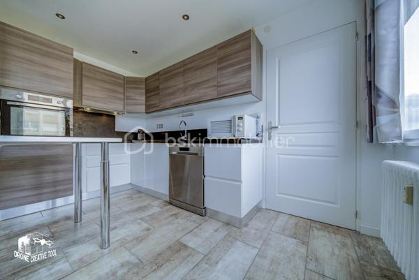 APPARTEMENT // DEVANT LES PONTS // 2 CHAMBRES // GRAND BALCON // ASCENSEUR // CAVE // GARAGE

Découvrez ce bel appartement rénové en 2019, idéalement situé dans le quartier Devant les Ponts.
Il se compose de :
- Une entrée avec placard et WC séparés,
- Un grand séjour traversant, lumineux, avec de larges baies vitrées sans vis-à-vis, donnant accès à un balcon exposé Ouest,
- Une cuisine moderne, entièrement équipée et aménagée, avec son cellier attenant,
- Un espace nuit indépendant, comprenant un couloir, deux belles chambres d’environ 12 et 14 m2 (dont une avec balcon), ainsi qu’une salle d’eau contemporaine entièrement équipée
- Double vitrage installé en Juin 2026

En annexes, vous profiterez d’une cave et d’un garage fermé. L’immeuble est également doté d’un ascenseur.

👉 Atouts : rénovation récente, luminosité, vue dégagée, espace extérieur, garage.