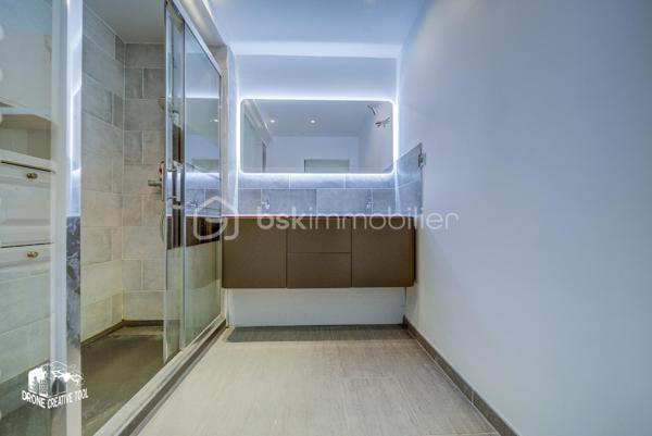 APPARTEMENT // DEVANT LES PONTS // 2 CHAMBRES // GRAND BALCON // ASCENSEUR // CAVE // GARAGE

Découvrez ce bel appartement rénové en 2019, idéalement situé dans le quartier Devant les Ponts.
Il se compose de :
- Une entrée avec placard et WC séparés,
- Un grand séjour traversant, lumineux, avec de larges baies vitrées sans vis-à-vis, donnant accès à un balcon exposé Ouest,
- Une cuisine moderne, entièrement équipée et aménagée, avec son cellier attenant,
- Un espace nuit indépendant, comprenant un couloir, deux belles chambres d’environ 12 et 14 m2 (dont une avec balcon), ainsi qu’une salle d’eau contemporaine entièrement équipée
- Double vitrage installé en Juin 2026

En annexes, vous profiterez d’une cave et d’un garage fermé. L’immeuble est également doté d’un ascenseur.

👉 Atouts : rénovation récente, luminosité, vue dégagée, espace extérieur, garage.