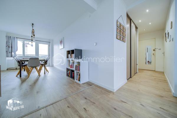 APPARTEMENT // DEVANT LES PONTS // 2 CHAMBRES // GRAND BALCON // ASCENSEUR // CAVE // GARAGE

Découvrez ce bel appartement rénové en 2019, idéalement situé dans le quartier Devant les Ponts.
Il se compose de :
- Une entrée avec placard et WC séparés,
- Un grand séjour traversant, lumineux, avec de larges baies vitrées sans vis-à-vis, donnant accès à un balcon exposé Ouest,
- Une cuisine moderne, entièrement équipée et aménagée, avec son cellier attenant,
- Un espace nuit indépendant, comprenant un couloir, deux belles chambres d’environ 12 et 14 m2 (dont une avec balcon), ainsi qu’une salle d’eau contemporaine entièrement équipée
- Double vitrage installé en Juin 2026

En annexes, vous profiterez d’une cave et d’un garage fermé. L’immeuble est également doté d’un ascenseur.

👉 Atouts : rénovation récente, luminosité, vue dégagée, espace extérieur, garage.