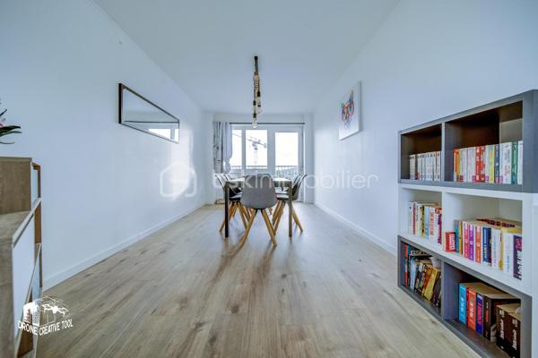 APPARTEMENT // DEVANT LES PONTS // 2 CHAMBRES // GRAND BALCON // ASCENSEUR // CAVE // GARAGE

Découvrez ce bel appartement rénové en 2019, idéalement situé dans le quartier Devant les Ponts.
Il se compose de :
- Une entrée avec placard et WC séparés,
- Un grand séjour traversant, lumineux, avec de larges baies vitrées sans vis-à-vis, donnant accès à un balcon exposé Ouest,
- Une cuisine moderne, entièrement équipée et aménagée, avec son cellier attenant,
- Un espace nuit indépendant, comprenant un couloir, deux belles chambres d’environ 12 et 14 m2 (dont une avec balcon), ainsi qu’une salle d’eau contemporaine entièrement équipée
- Double vitrage installé en Juin 2026

En annexes, vous profiterez d’une cave et d’un garage fermé. L’immeuble est également doté d’un ascenseur.

👉 Atouts : rénovation récente, luminosité, vue dégagée, espace extérieur, garage.