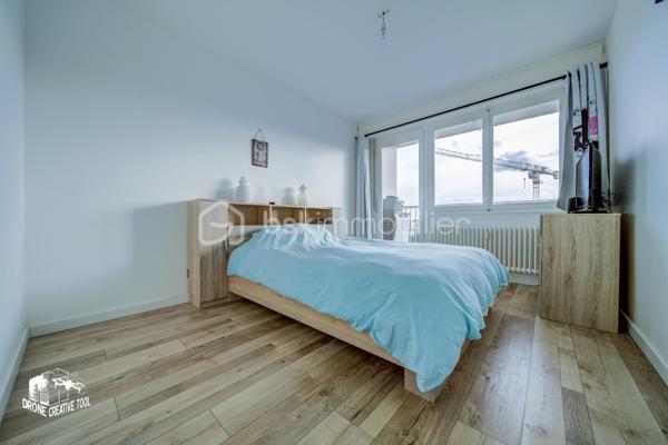 APPARTEMENT // DEVANT LES PONTS // 2 CHAMBRES // GRAND BALCON // ASCENSEUR // CAVE // GARAGE

Découvrez ce bel appartement rénové en 2019, idéalement situé dans le quartier Devant les Ponts.
Il se compose de :
- Une entrée avec placard et WC séparés,
- Un grand séjour traversant, lumineux, avec de larges baies vitrées sans vis-à-vis, donnant accès à un balcon exposé Ouest,
- Une cuisine moderne, entièrement équipée et aménagée, avec son cellier attenant,
- Un espace nuit indépendant, comprenant un couloir, deux belles chambres d’environ 12 et 14 m2 (dont une avec balcon), ainsi qu’une salle d’eau contemporaine entièrement équipée
- Double vitrage installé en Juin 2026

En annexes, vous profiterez d’une cave et d’un garage fermé. L’immeuble est également doté d’un ascenseur.

👉 Atouts : rénovation récente, luminosité, vue dégagée, espace extérieur, garage.