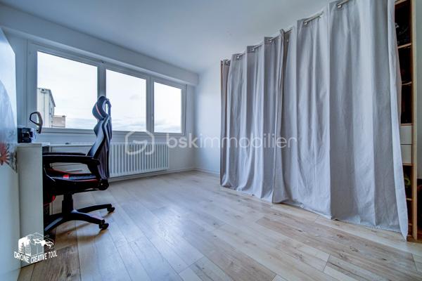 APPARTEMENT // DEVANT LES PONTS // 2 CHAMBRES // GRAND BALCON // ASCENSEUR // CAVE // GARAGE

Découvrez ce bel appartement rénové en 2019, idéalement situé dans le quartier Devant les Ponts.
Il se compose de :
- Une entrée avec placard et WC séparés,
- Un grand séjour traversant, lumineux, avec de larges baies vitrées sans vis-à-vis, donnant accès à un balcon exposé Ouest,
- Une cuisine moderne, entièrement équipée et aménagée, avec son cellier attenant,
- Un espace nuit indépendant, comprenant un couloir, deux belles chambres d’environ 12 et 14 m2 (dont une avec balcon), ainsi qu’une salle d’eau contemporaine entièrement équipée
- Double vitrage installé en Juin 2026

En annexes, vous profiterez d’une cave et d’un garage fermé. L’immeuble est également doté d’un ascenseur.

👉 Atouts : rénovation récente, luminosité, vue dégagée, espace extérieur, garage.