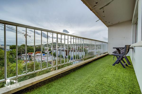 APPARTEMENT // DEVANT LES PONTS // 2 CHAMBRES // GRAND BALCON // ASCENSEUR // CAVE // GARAGE

Découvrez ce bel appartement rénové en 2019, idéalement situé dans le quartier Devant les Ponts.
Il se compose de :
- Une entrée avec placard et WC séparés,
- Un grand séjour traversant, lumineux, avec de larges baies vitrées sans vis-à-vis, donnant accès à un balcon exposé Ouest,
- Une cuisine moderne, entièrement équipée et aménagée, avec son cellier attenant,
- Un espace nuit indépendant, comprenant un couloir, deux belles chambres d’environ 12 et 14 m2 (dont une avec balcon), ainsi qu’une salle d’eau contemporaine entièrement équipée
- Double vitrage installé en Juin 2026

En annexes, vous profiterez d’une cave et d’un garage fermé. L’immeuble est également doté d’un ascenseur.

👉 Atouts : rénovation récente, luminosité, vue dégagée, espace extérieur, garage.