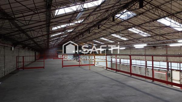 Local industriel avec stockage, atelier et bureaux