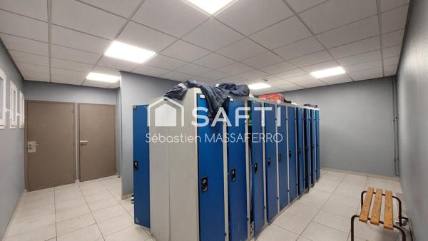 Local industriel avec stockage, atelier et bureaux