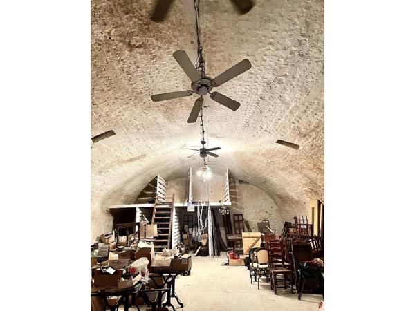 Local Commercial 1 pièce - 169 m²