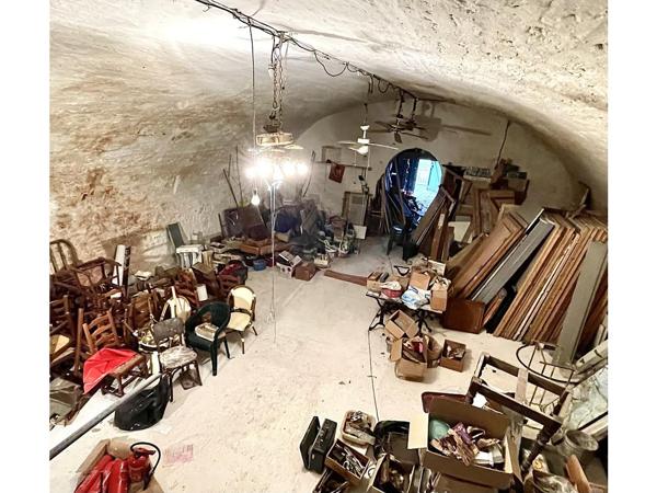 Local Commercial 1 pièce - 169 m²