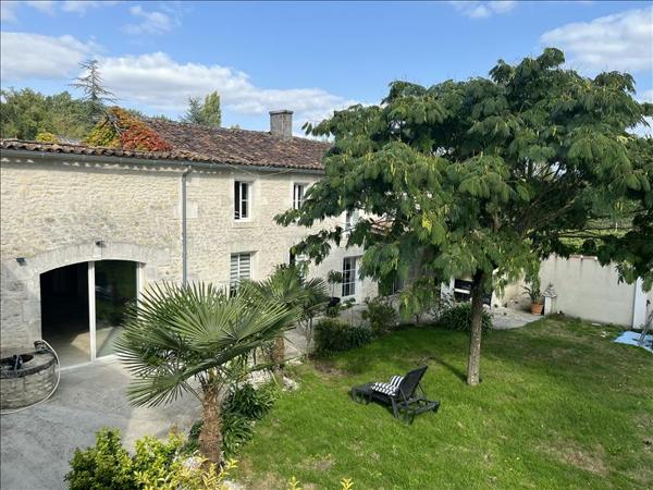 Maison à vendre |  Bourg-Charente |  13 pièces | 312 m²