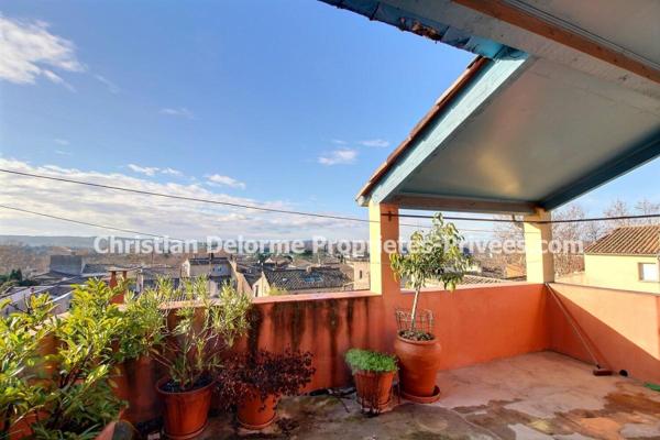 UZES : à 5 minutes dans le village de Saint-Quentin-la-Poterie, Maison rénovée, 2 grandes terrasses 54m2, 3 chambres, garage + local commercial