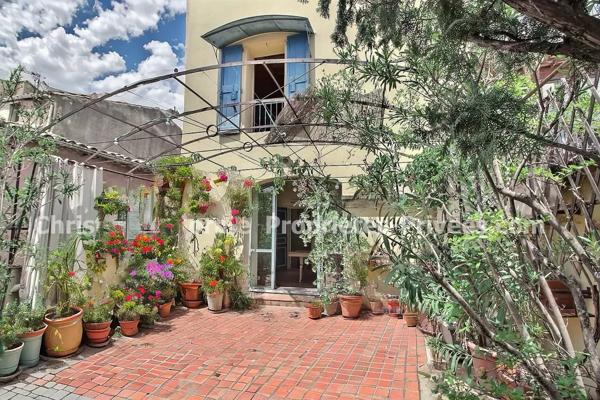 UZES : à 5 minutes dans le village de Saint-Quentin-la-Poterie, Maison rénovée, 2 grandes terrasses 54m2, 3 chambres, garage + local commercial