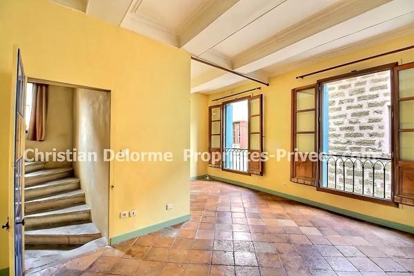 UZES : à 5 minutes dans le village de Saint-Quentin-la-Poterie, Maison rénovée, 2 grandes terrasses 54m2, 3 chambres, garage + local commercial